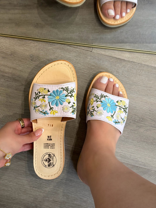 Sol y Mar Floral Embroidered White Leather Huaraches