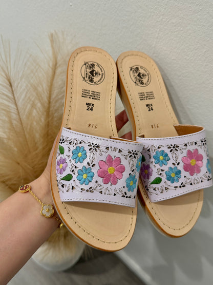 Primavera Embroidered White Leather Floral Huaraches