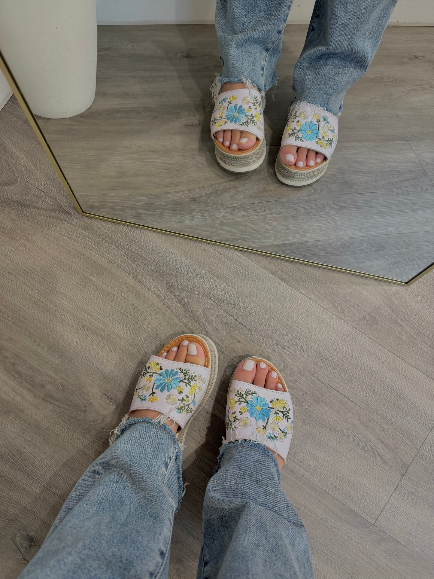 Sol y Mar Floral Embroidered White Leather Platform Huaraches