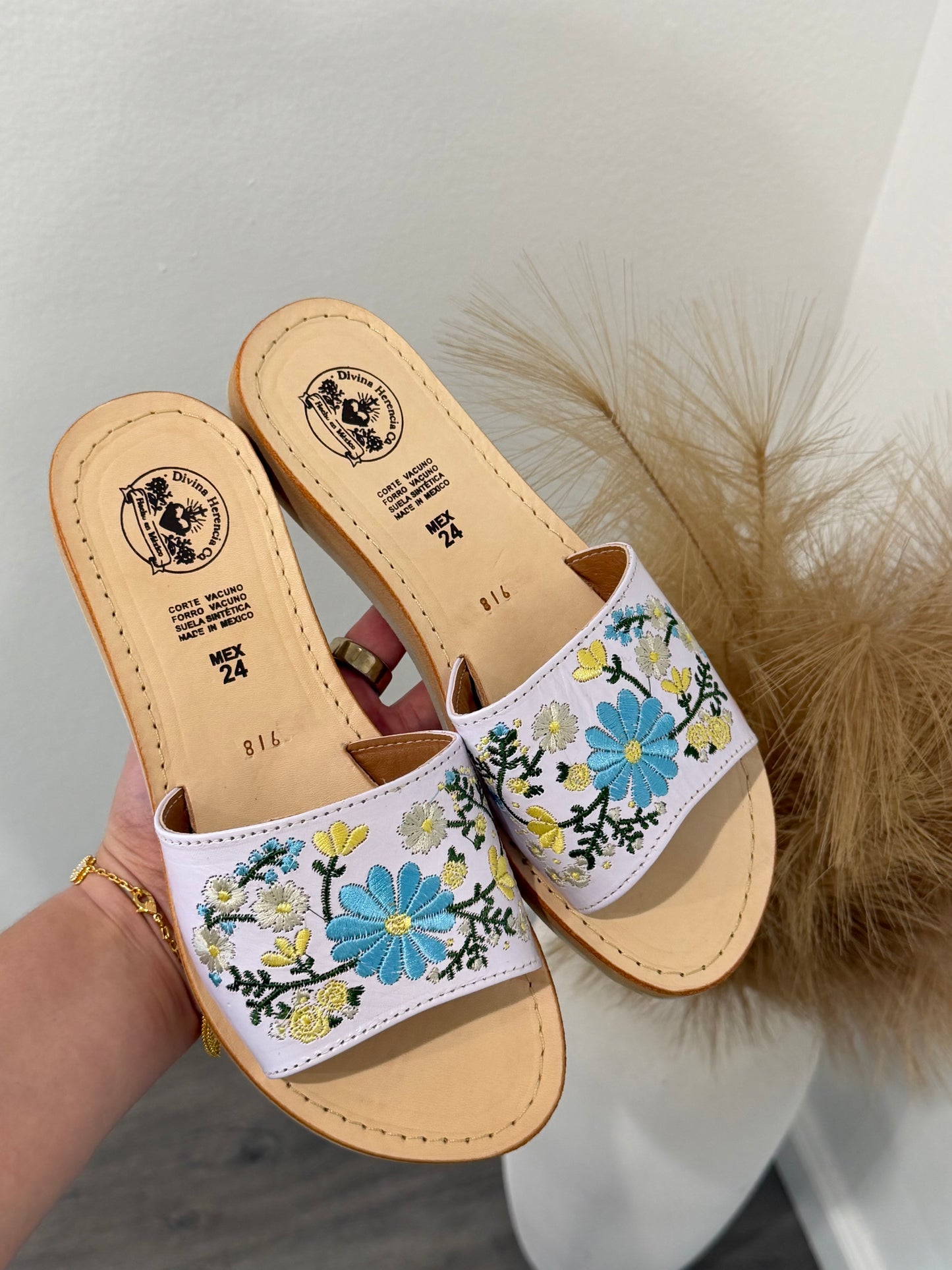 Sol y Mar Floral Embroidered White Leather Huaraches