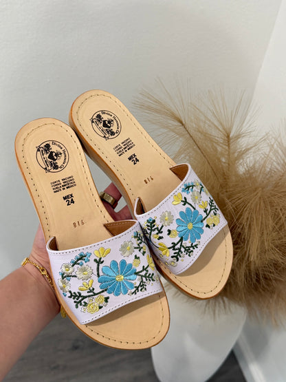 Sol y Mar Floral Embroidered White Leather Huaraches