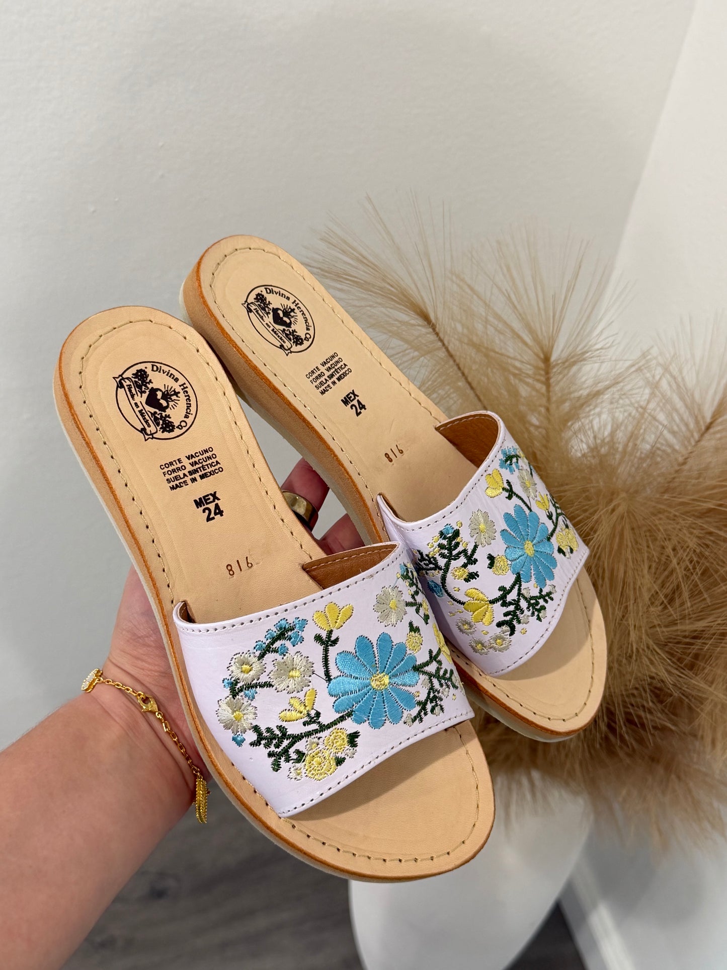 Sol y Mar Floral Embroidered White Leather Huaraches