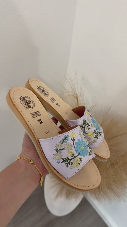 Sol y Mar Floral Embroidered White Leather Huaraches