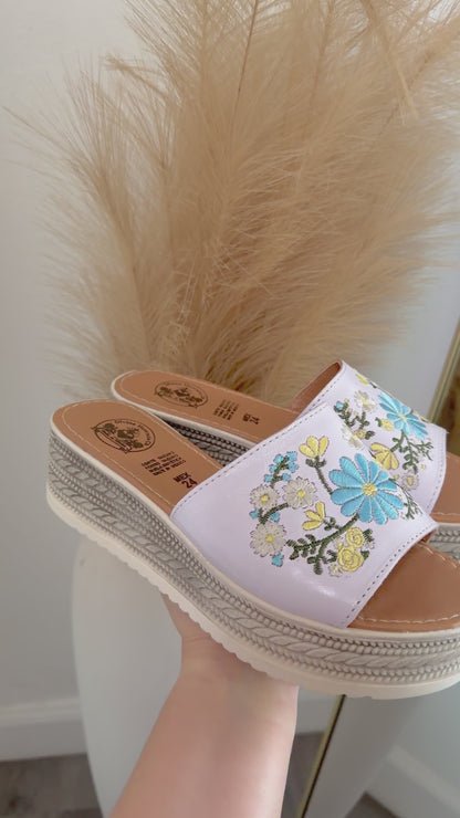 Sol y Mar Floral Embroidered White Leather Platform Huaraches